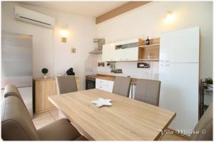 Een keuken of kitchenette bij Apartman Šimun