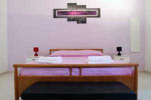 ein Schlafzimmer mit einem Bett mit einer rosa Matratze in der Unterkunft Casa Amalia in Lecce