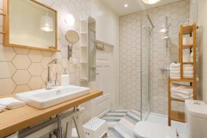 ein Bad mit einem Waschbecken und einer Dusche in der Unterkunft Family Apartment in Tallinn