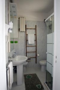 ein Bad mit einem Waschbecken und einem WC in der Unterkunft Casa Amalia in Lecce