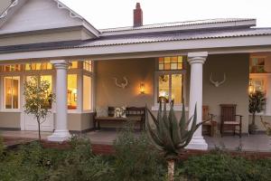 eine Veranda eines Hauses mit Kaktus in der Unterkunft The Royal Fischer Hotel in Bloemfontein