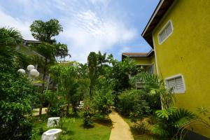 Vrt pred nastanitvijo Merrils Beach Resort II
