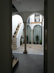 vistas a un pasillo con escaleras y espejo en Patio de la Escalera - Agustín Moreno 46, en Córdoba