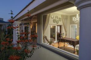 Bloemfontein的住宿－The Royal Fischer Hotel，庭院中设有钢琴温室的房子