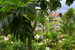 Vrt pred nastanitvijo Merrils Beach Resort II