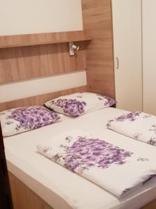 En eller flere senge i et værelse på Guest house Lavanda 2