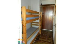 グリュイッサンにあるEN BORD DE MERの二段ベッド2台とドアが備わる客室です。
