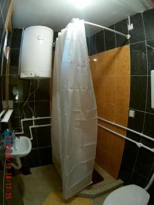 uma casa de banho com um WC e uma cortina de chuveiro de plástico em Apartman Andjela 2 em Vrdnik