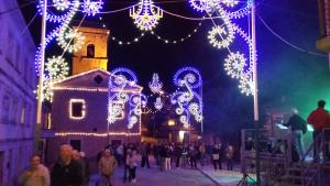 BorrelloにあるRifugio dei Sannitiのクリスマスの灯りを持って歩く人々