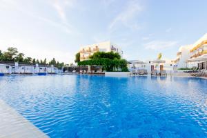 Bazén v ubytovaní Oceanis Beach & Spa Resort alebo v jeho blízkosti