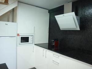 A kitchen or kitchenette at Atico Portales, Diseño en el casco antiguo de Logroño