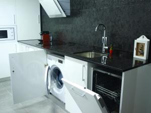 A kitchen or kitchenette at Atico Portales, Diseño en el casco antiguo de Logroño