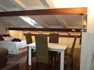A bed or beds in a room at Atico Portales, Diseño en el casco antiguo de Logroño