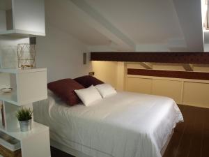 A bed or beds in a room at Atico Portales, Diseño en el casco antiguo de Logroño
