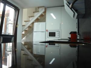 A kitchen or kitchenette at Atico Portales, Diseño en el casco antiguo de Logroño