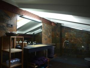 A bathroom at Atico Portales, Diseño en el casco antiguo de Logroño