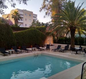 Bazén v ubytování Athens coast hotel nebo v jeho okolí