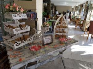 una exposición de galletas y otros artículos sobre una mesa en una tienda en Hotel Raldos Inn en Salamanca