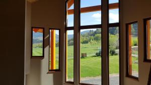 Habitación con ventana con vistas a un campo verde en B&B Dom z Bali, en Miłków