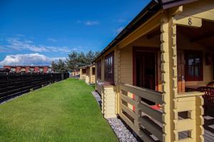 una fila de casas al lado de un edificio en Poilsio nameliai Gulbes takas, en Šventoji