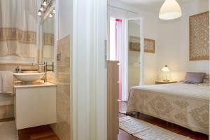 Łóżko lub łóżka w pokoju w obiekcie Koral house