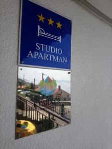 Ein Zertifikat, Auszeichnung, Logo oder anderes Dokument, das in der Unterkunft Charming Hill Apartment ausgestellt ist