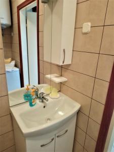 Ein Badezimmer in der Unterkunft Charming Hill Apartment
