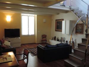 sala de estar con sofá y escalera en Suites Loft La Nasse, en San Remo