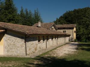 een oud stenen gebouw met een pad voor de deur bij Lucaia in Apecchio