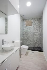 La salle de bains est pourvue d'un lavabo, de toilettes et d'une douche. dans l'établissement Liiiving in Porto | Santa Catarina Cosy Apartment, à Porto