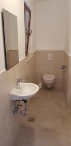 y baño con lavabo y aseo. en Apartments Antonio, en Trogir