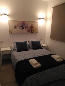 um quarto com uma cama com duas toalhas em Habitaciones IFAE em Alcalá