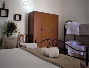 een slaapkamer met een bed en een stapelbed bij Monteciminiello in Francavilla Fontana