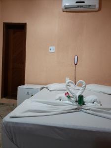 une chambre à l'hôpital avec un lit avec des draps blancs dans l'établissement Hotel Transbrasil, à Belém