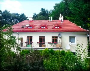 Casa blanca con techo rojo en Sopocki Dworek, en Sopot