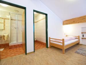 Łóżko lub łóżka w pokoju w obiekcie Ski In-Ski Out - Gästehäuser Saalbach-Hinterglemm - Wallegghof Christianhof
