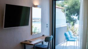 Televízia a/alebo spoločenská miestnosť v ubytovaní Costa Domus Blue Luxury Apartments