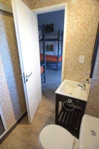 a bathroom with a toilet and a sink at Bernardino Hostel Boutique in Neuquén