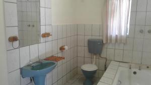 Ett badrum på Lentswe Lodge