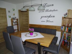 uma sala de jantar com mesa e cadeiras em Gästehaus zur alten Buche em Eisengraberamt
