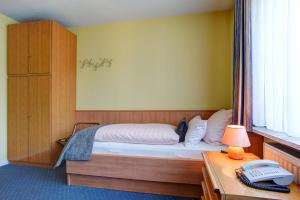 Ένα ή περισσότερα κρεβάτια σε δωμάτιο στο Hotel Elbinsel free parking