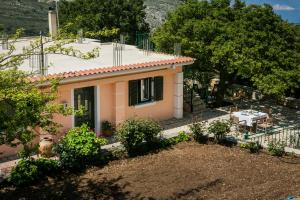 a small house with a table in front of it at Apartment Voula Myrtos in Anomeriá