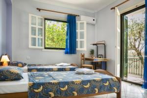 1 Schlafzimmer mit 2 Betten und einem Fenster in der Unterkunft Apartment Voula Myrtos in Anomeriá