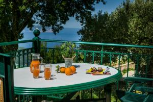 a table with oranges and glasses of orange juice at Apartment Voula Myrtos in Anomeriá
