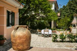 a large vase sitting outside of a house at Apartment Voula Myrtos in Anomeriá
