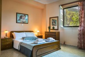 a bedroom with a bed with towels on it at Apartment Voula Myrtos in Anomeriá