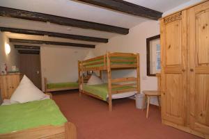 מיטה או מיטות קומותיים בחדר ב-Pferdehof Berger