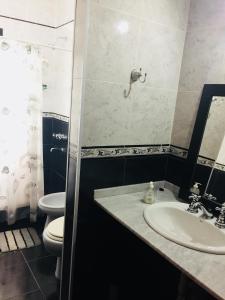 y baño con lavabo y aseo. en Departamento-Casa-Marcos en La Plata