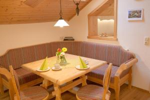 einen Holztisch und eine Bank mit einem Tisch und Stühlen in der Unterkunft Urlaub mitten im Wald - Lueg in Scheibbs