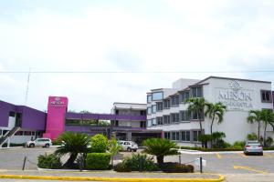 San Juan Bautista TuxtepecにあるHotel Mesón de la Chinantlaのヤシの木が茂る駐車場